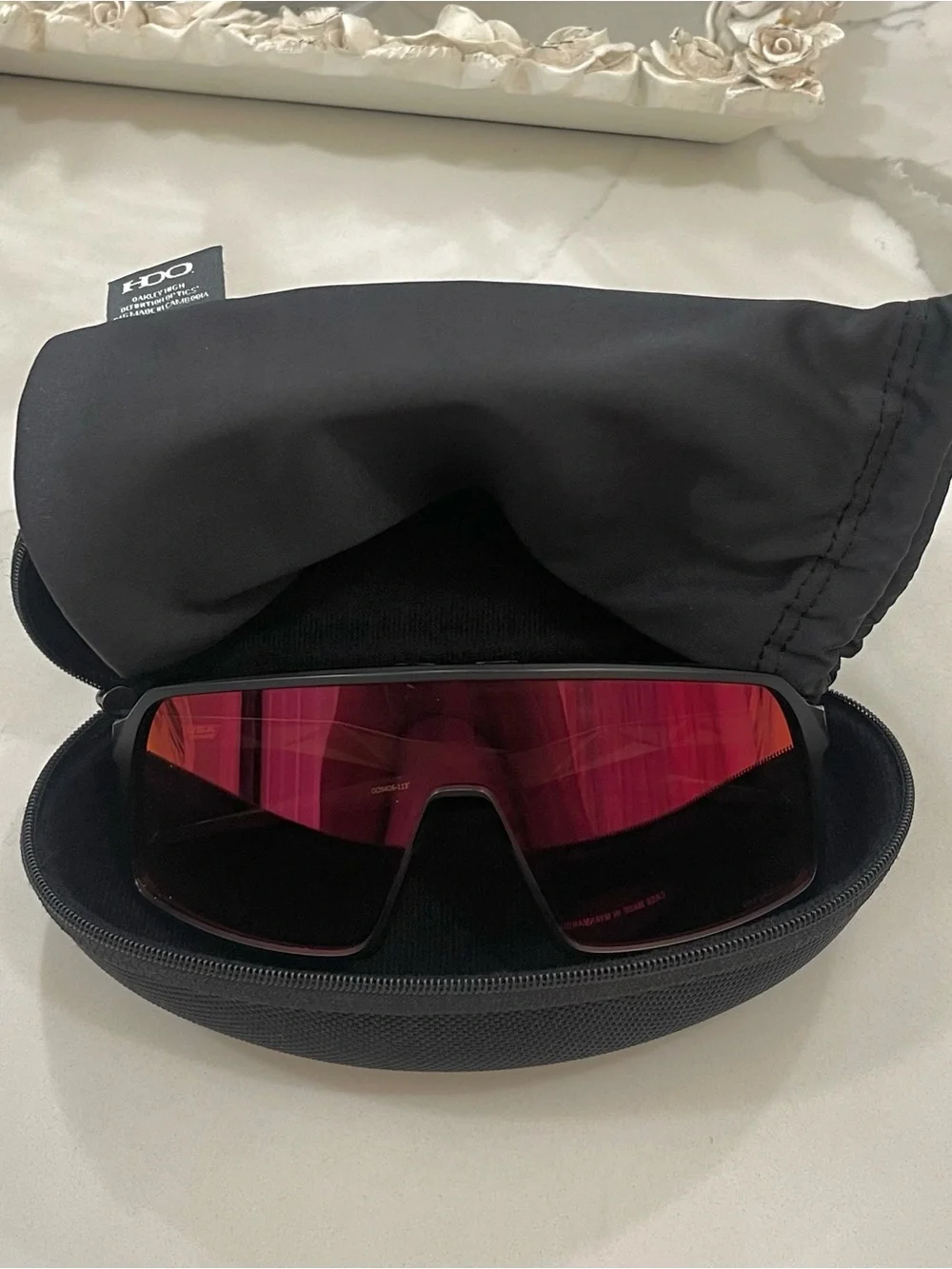 NWOT UNISEX Oakley Shield Sunglasses with Red and Black Frame
